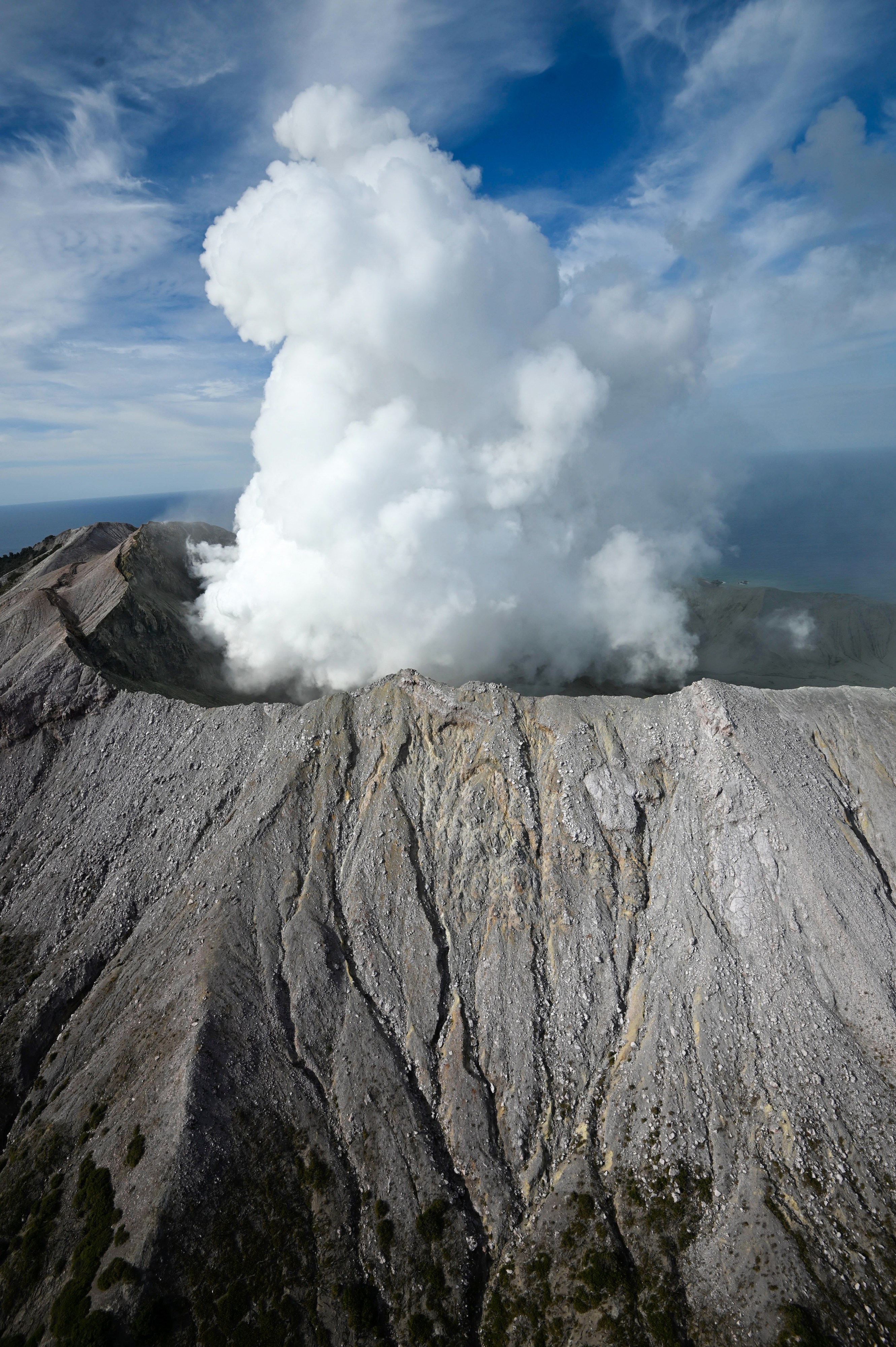 新西兰火山爆发图片