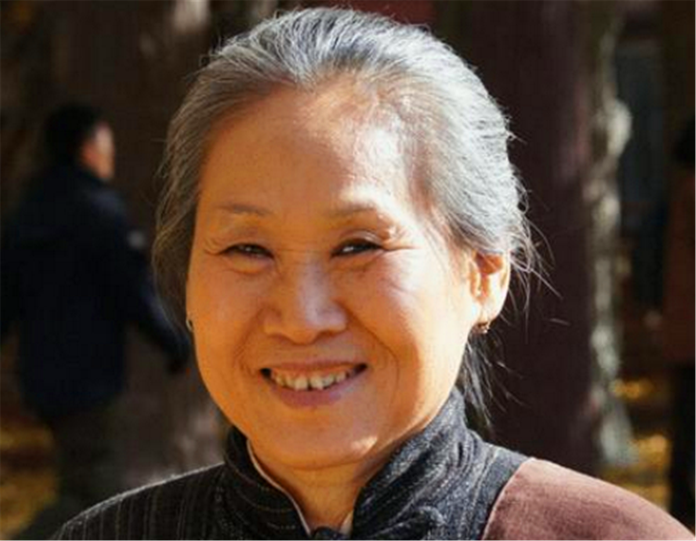 苇青出生于河南省平顶山市,退休后在家无事可干,偶