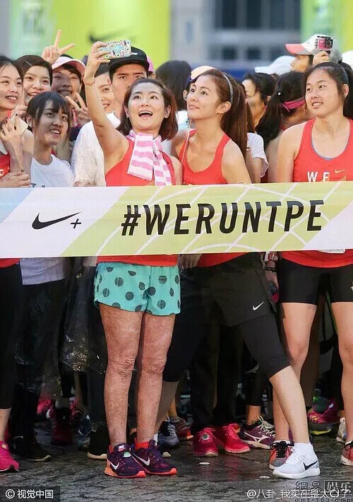 烧伤后的8年,selina生日she再度合体共庆,全家福超温馨