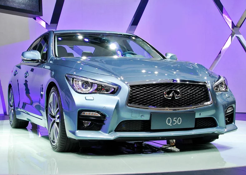 英菲尼迪q50混动,是很有档次的汽车,特别吸引眼球,尽显帅气