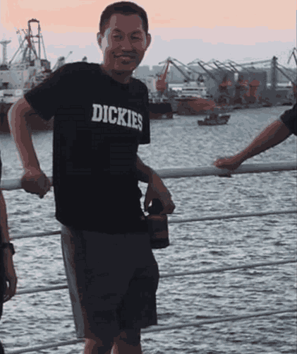 孙赫又来了 网友旅游偶遇高铁霸座男 插队被怼 被人围观还挺开心