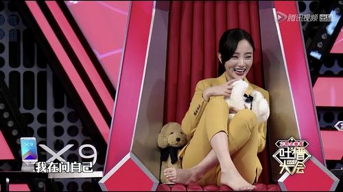 李小璐吐槽大会脱鞋光脚如在自家热炕头 网友骂道隔着屏幕都有味