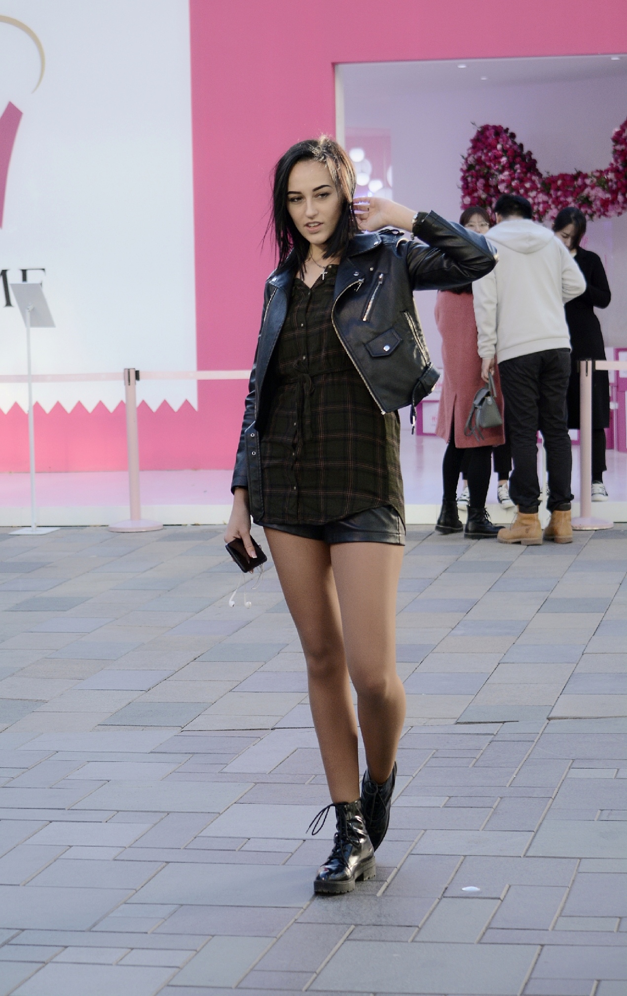 你喜欢这位漂亮外国小姐姐,皮衣搭配皮短裤这种随性又凉爽的穿衣风格