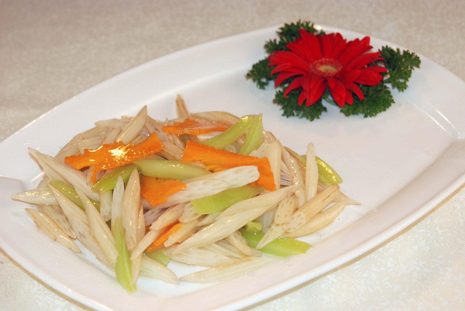 95夏日清甜,来一道凉拌茭白吧!