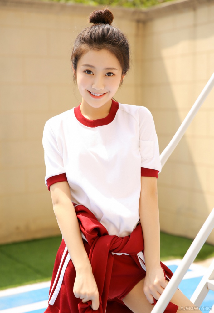 爱笑的美少女 阳光下活泼自拍