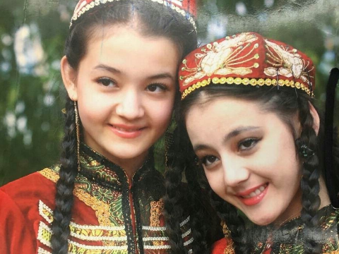 大幂幂小时候真是可爱啊,略带一点自来卷的头发,扎着两个小辫子,眼睛