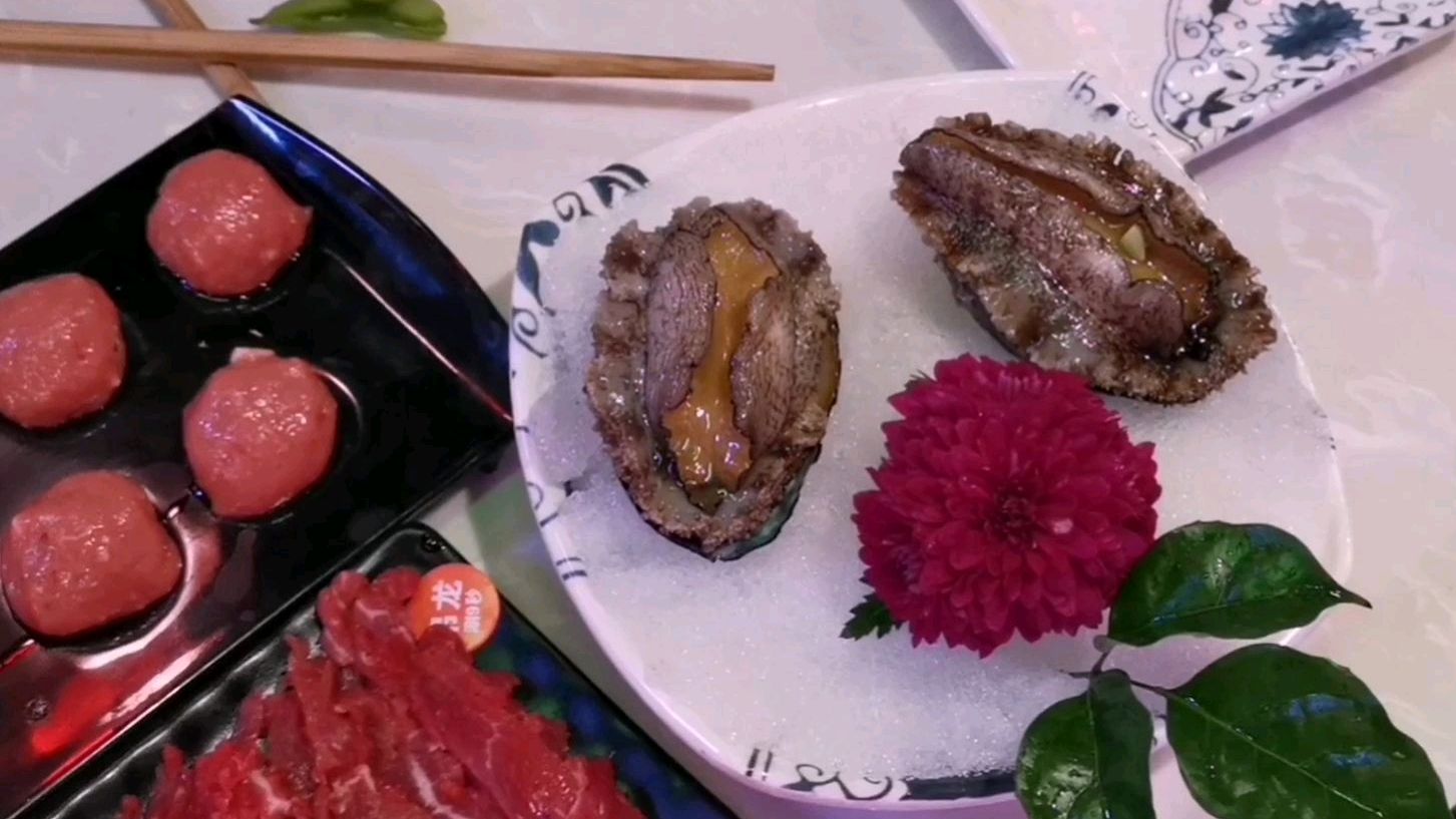 有鲍鱼和天鹅蛋的海鲜火锅,才二百多元,我带你瞧瞧怎么样啊?