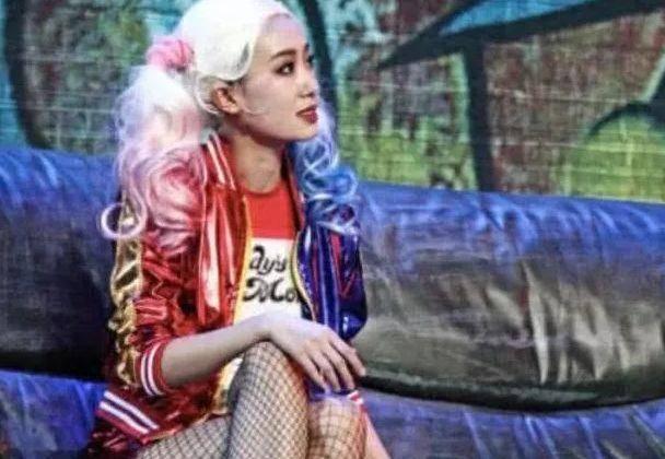 同样是cos小丑女,美嘉呆萌,张小斐违和,看到她:可以翻拍了