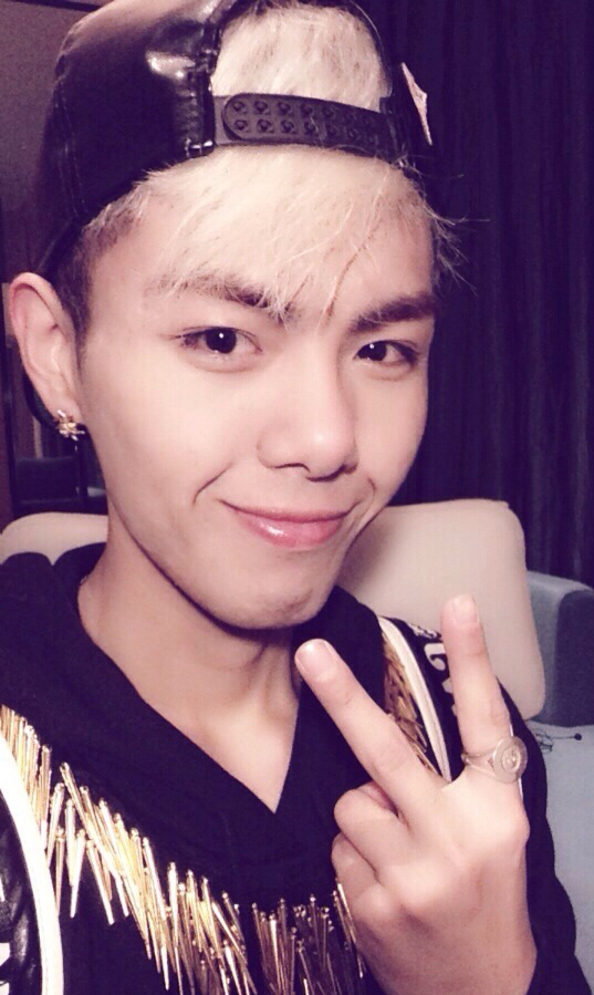 歌手孙子涵老了?表情冷淡,发际线高了不少,唇干翘皮