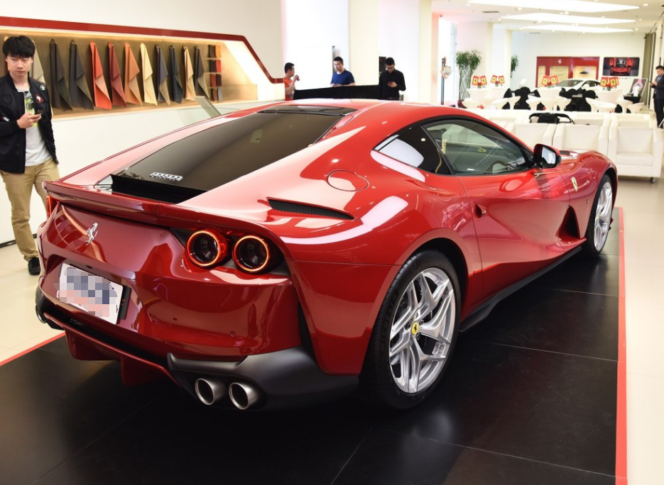 法拉利812 superfast这款车,霸气的外观,很符合年轻人的审美