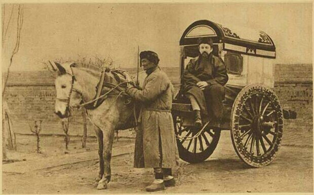 马车在晚清时期,是非常高级的交通工具,一般只有富贵人家才能坐得起