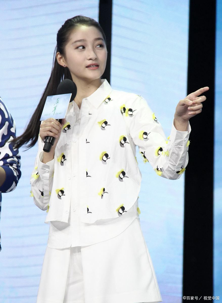 她终于想通了. 28岁生日,鹿晗虽然不在,但是关晓彤的审美终于在线了