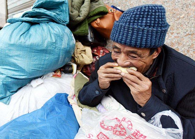 男子每天请乞丐吃晚饭,三年后他生命垂危,乞丐来报恩救了他一命