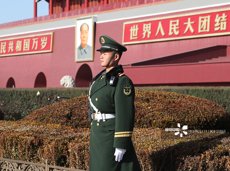 北京迎来降温天气 解放军战士顶寒风在天安门站岗执勤