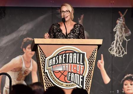 著名女记者doris burke感谢詹姆斯卡莱尔等人的支持