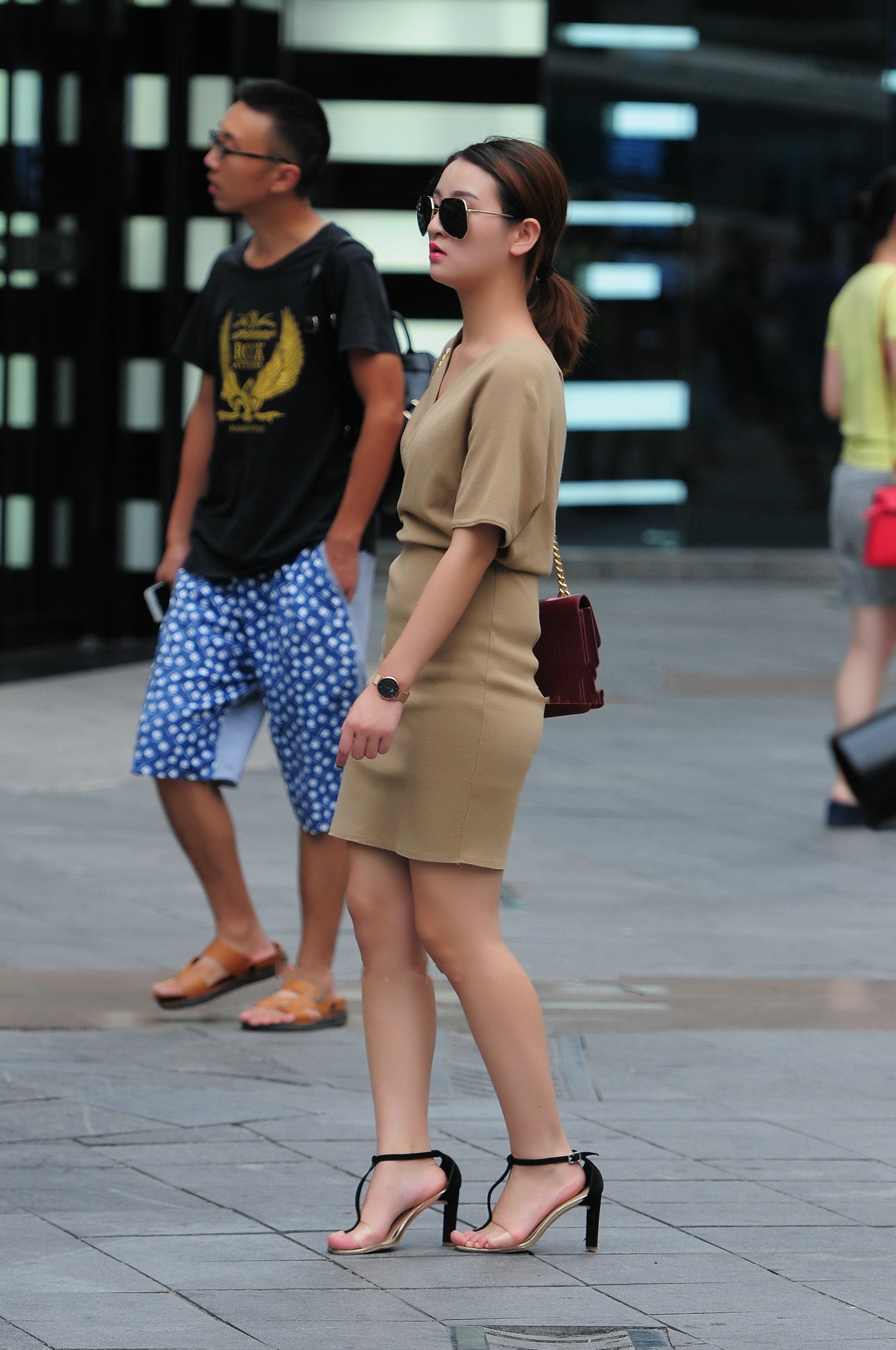 街拍:风韵犹存的少妇,身材丰满凹凸有致,一身穿搭很性感