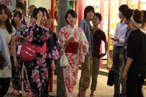 旅日中国游客,常被街头的日本女孩搭讪?事实是这样
