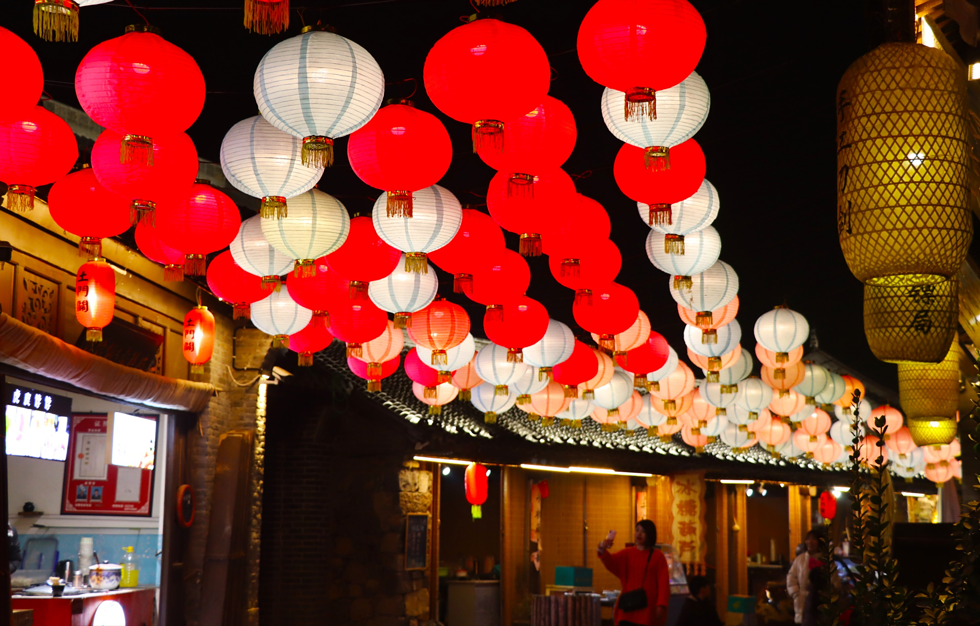 石家庄土门关灯会如梦似幻 令人流连忘返