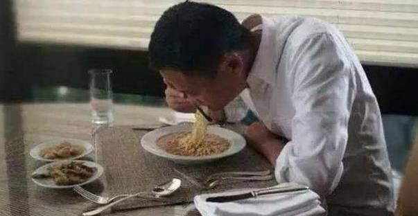 王思聪和马云吃泡面,价格让人意想不到,网友:土豪和富豪的区别