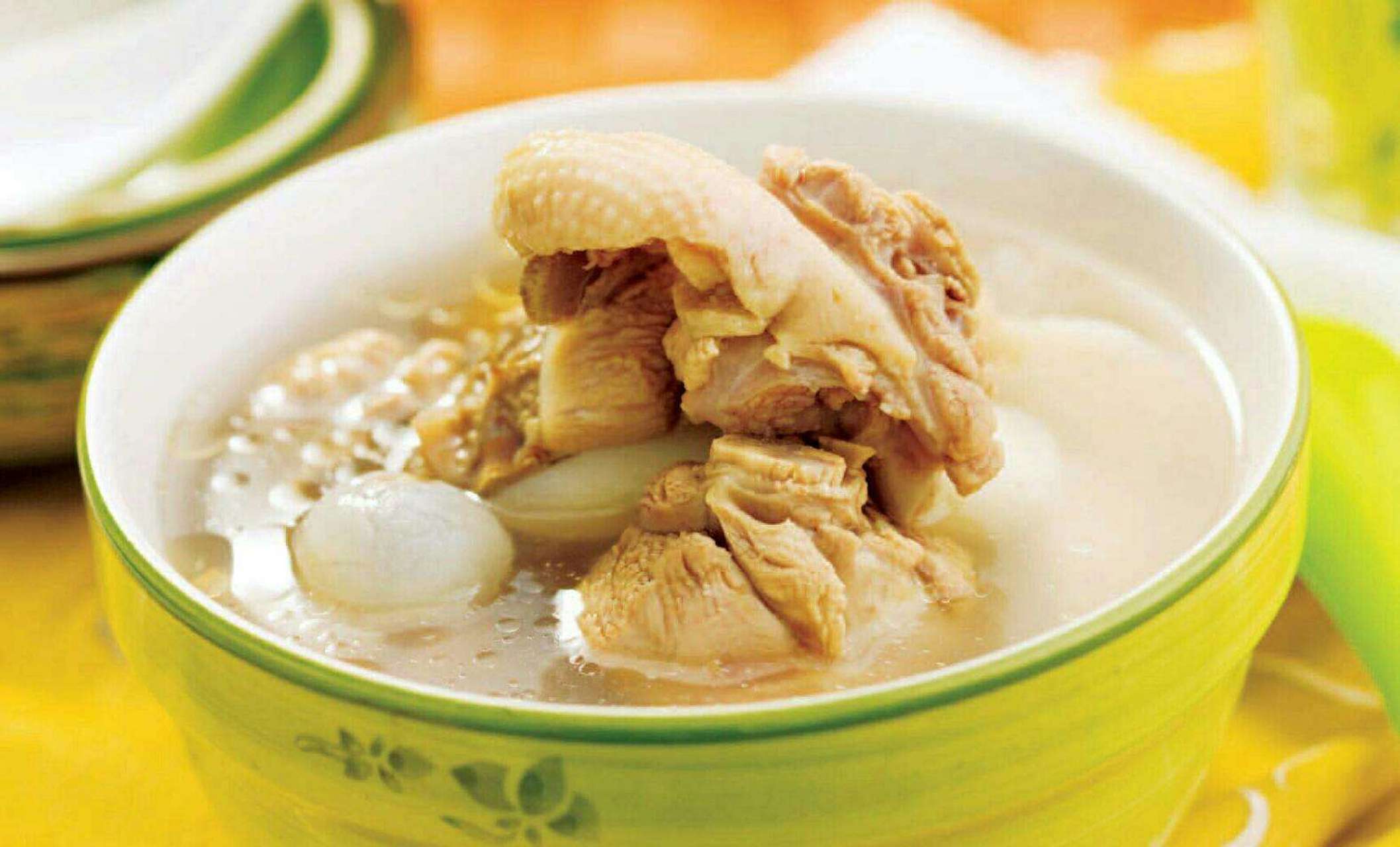 做法: 1.鸡肉处理干净;三七和桂圆肉分别洗净.