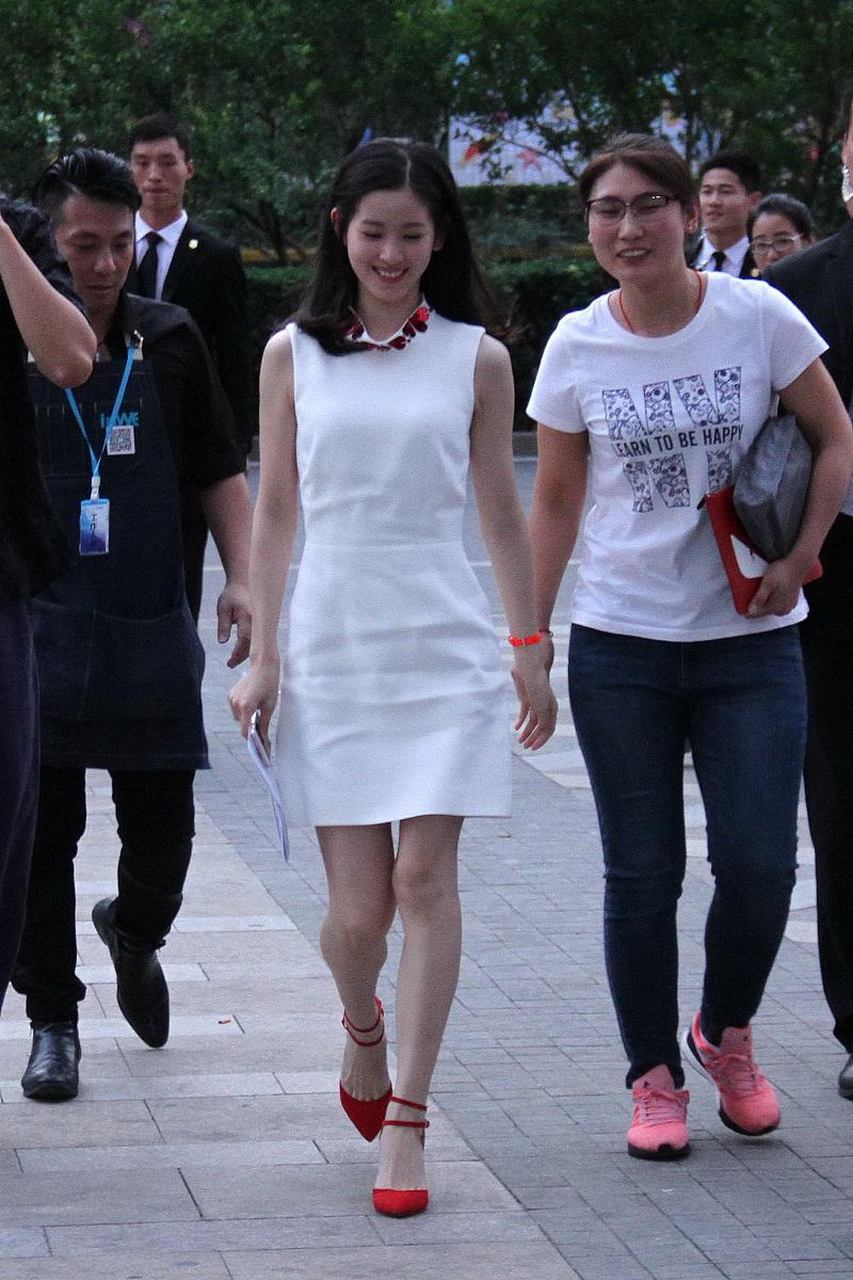 章泽天回应拒绝张艺谋演戏:这是不一样的人生选择,自己性格腼腆!