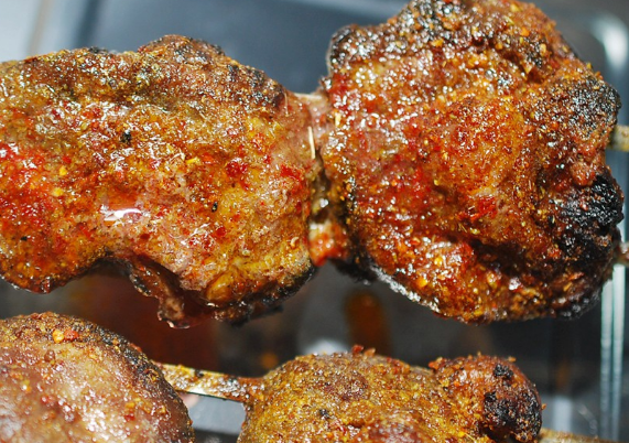 一串15元,油包腰就是烤羊腰子,一个羊腰子从中切开,分成两块,串在铁