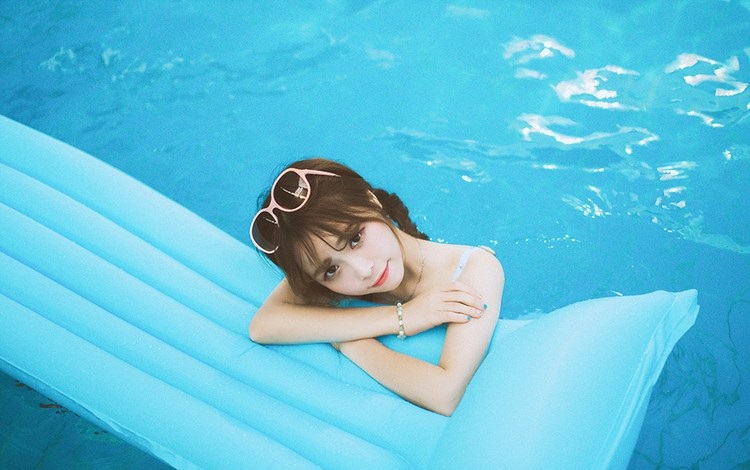 人像摄影:游乐城里的泳衣美女写真 转载自百家号作者:靖儿时尚范