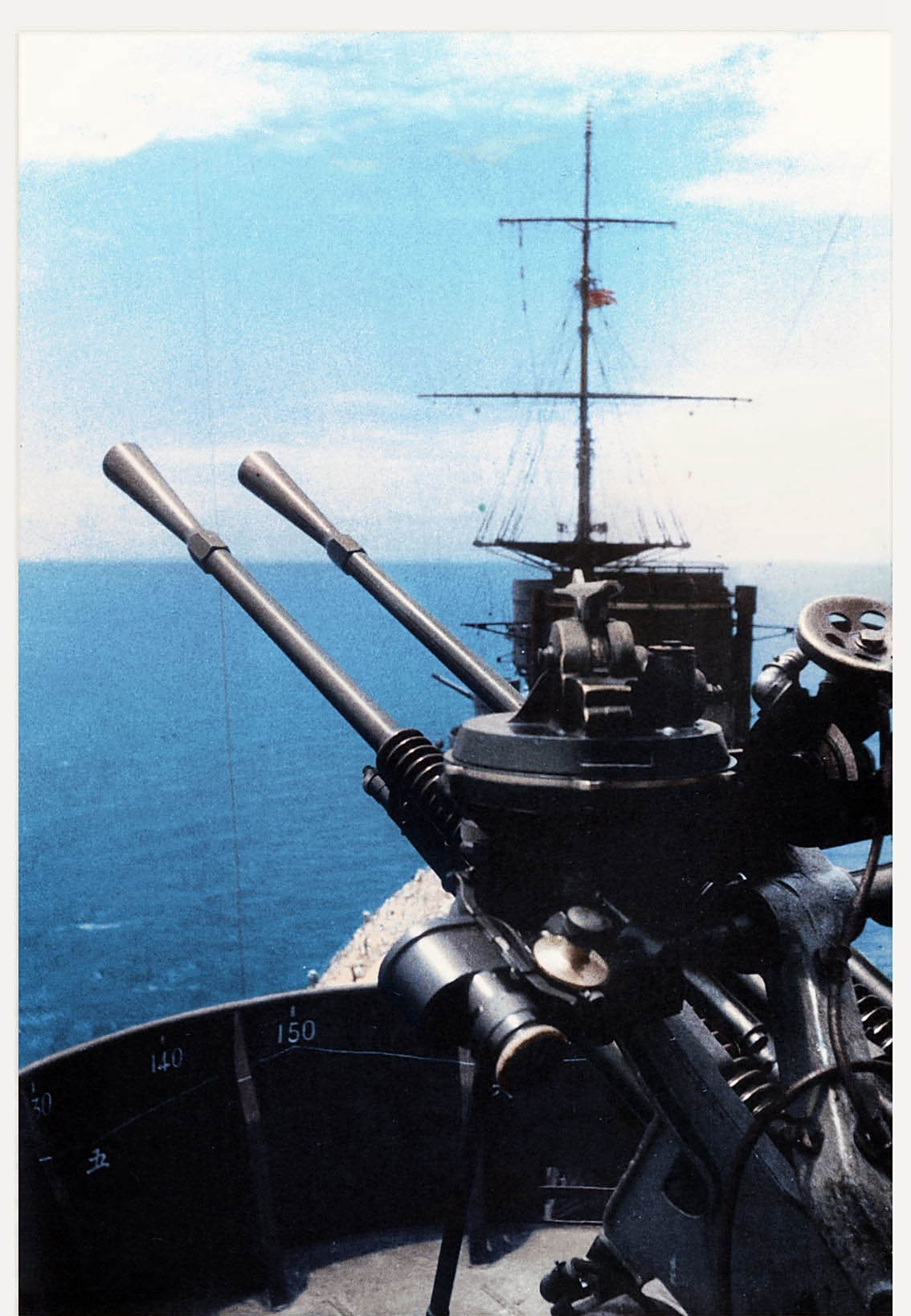 "伊势"号战列舰,舰长219.62米,舰宽37.71米,满载排水量38662吨.