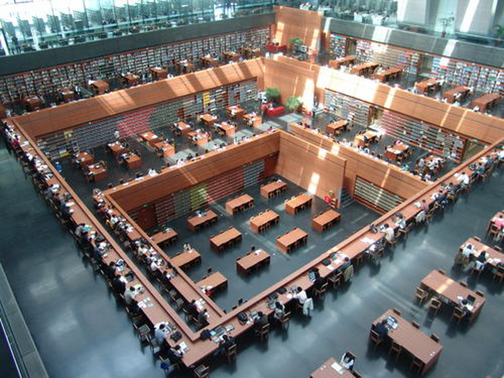 中国国家图书馆位于北京市中关村南大街33号,有好多个