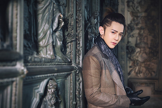 汪东城漫步米兰 回眸侧颜杀浪漫迷人