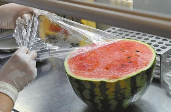 西瓜吃不完裹上保鲜膜,第二天还能吃么?实验数据告诉你答案