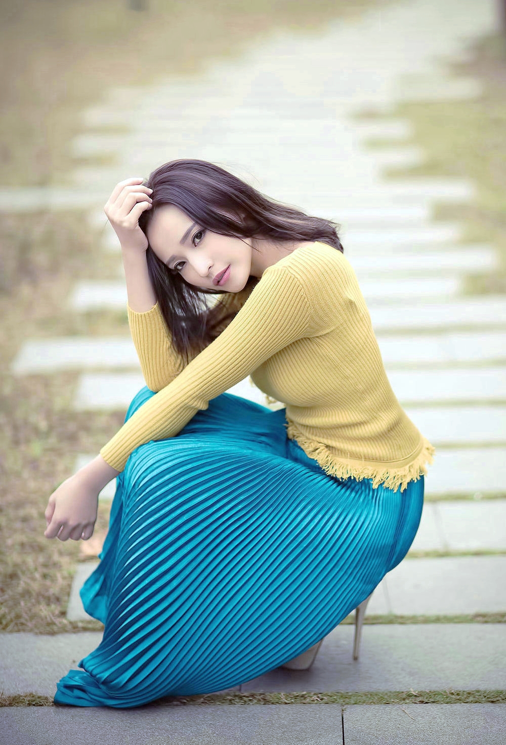 光影下的青春靓丽美裙温柔姑娘