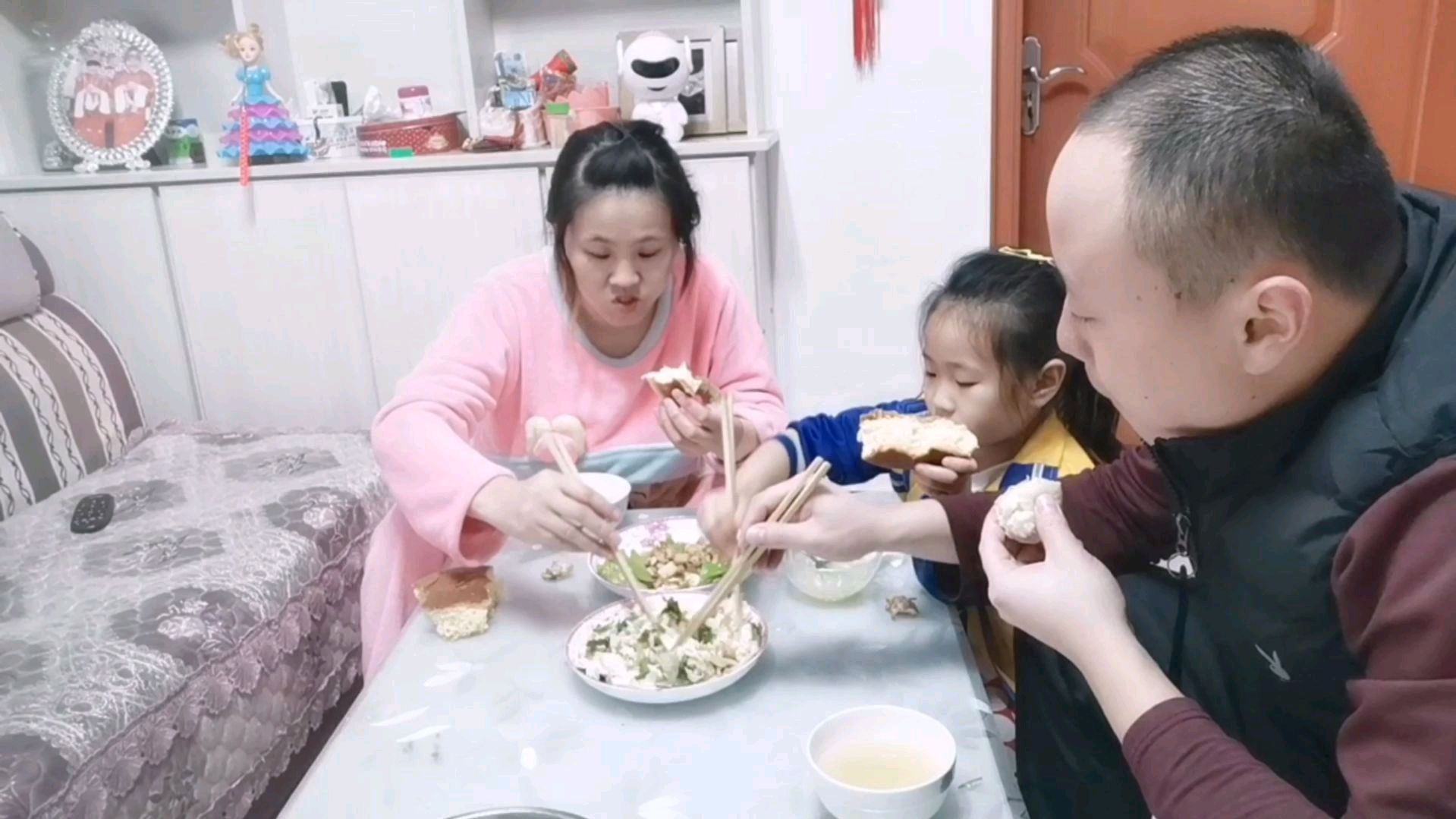 白菜拌海蜇皮 餐桌上少不了的一个菜 清脆爽口