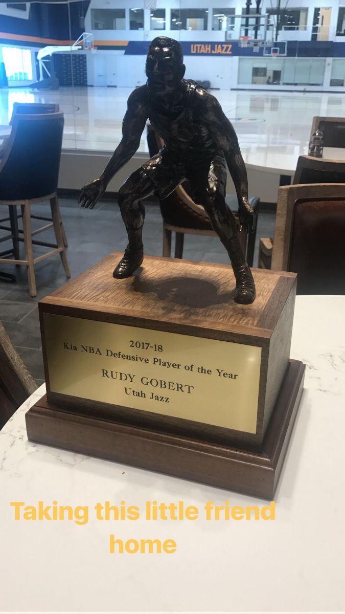 戈贝尔展示dpoy奖杯:把这位小朋友带回家