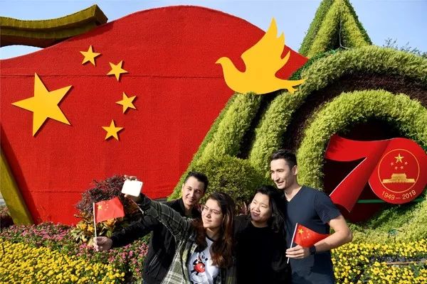 祝福祖国!乌鲁木齐造型花堆扮靓街头