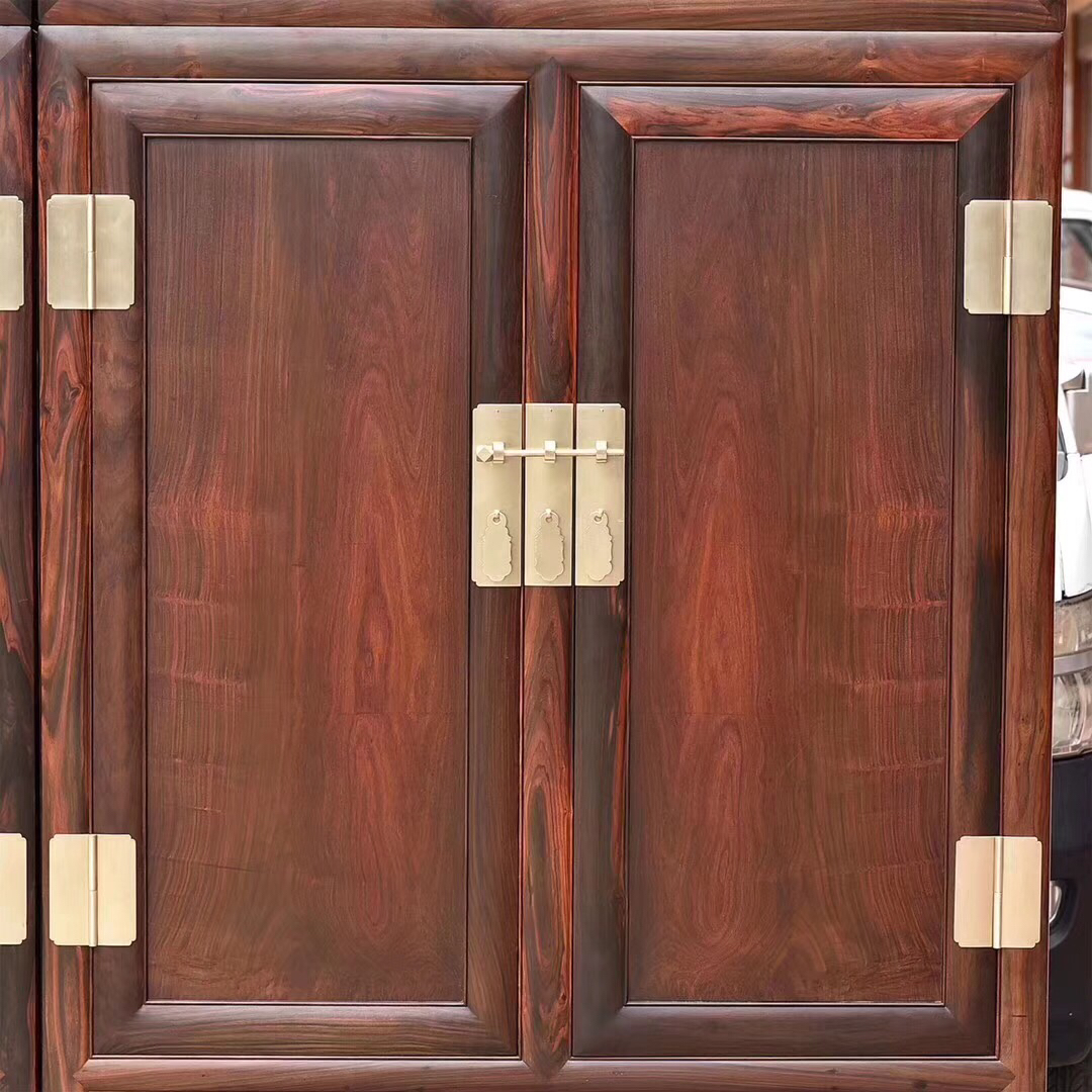 大红酸枝(交趾黄檀)明式独板顶箱柜,面板纹理对称.