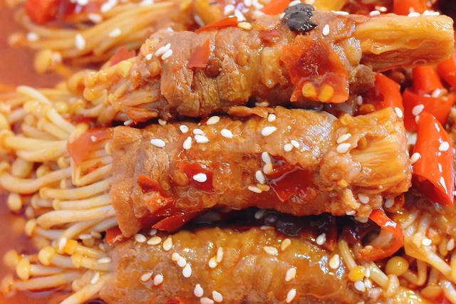 超下饭的【肥牛金针菇卷】入口微辣,嫩嫩的肥牛卷,立马爱上了