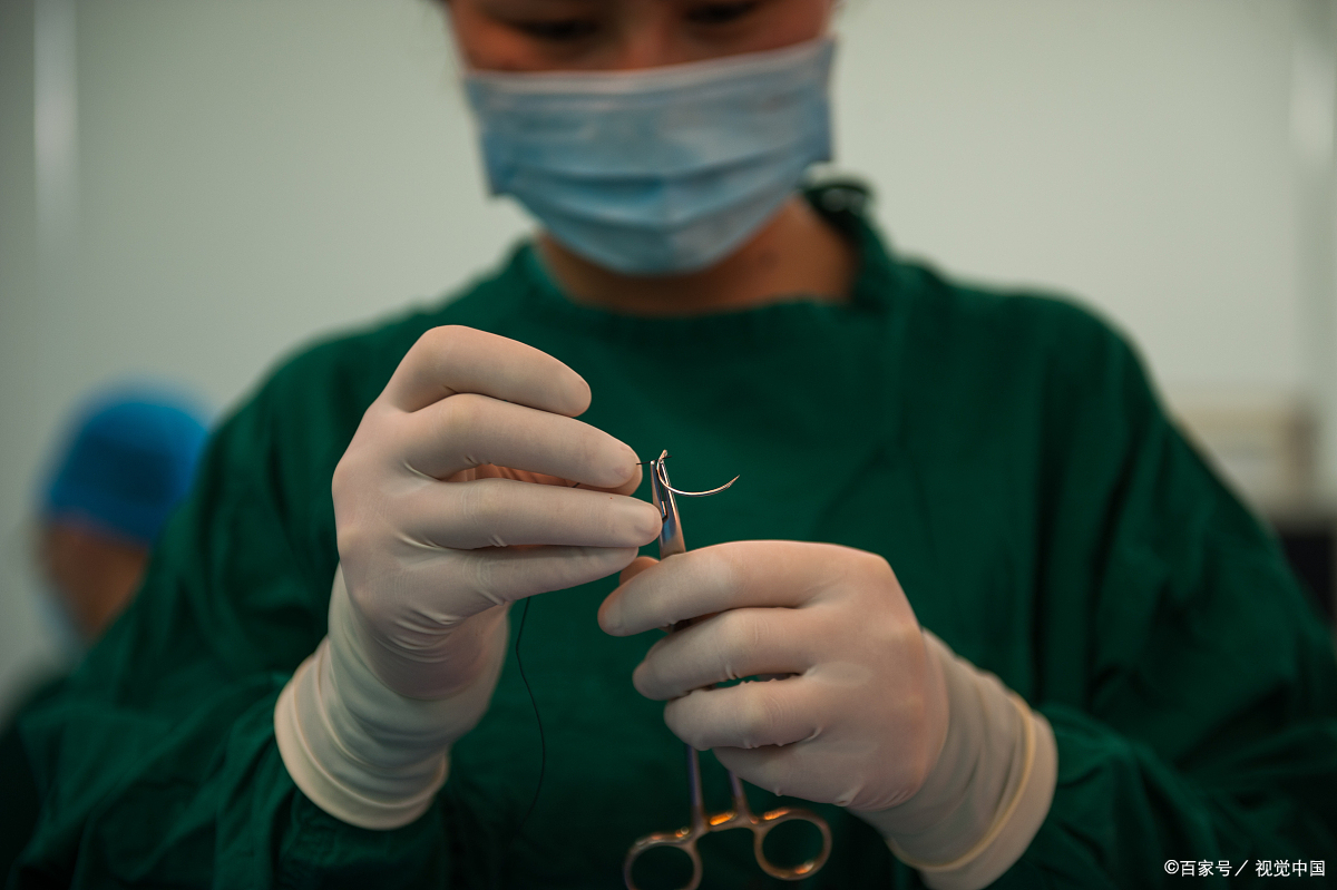 今天跟老师上手术,护士发现少了一根缝合针,然后开始指责我