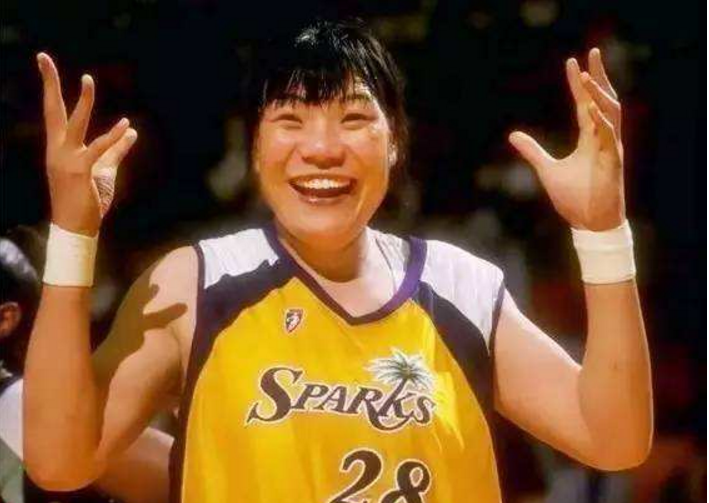 王仕鹏晒和科比合影!女篮名将郑海霞现身,与易建联身高超过科比