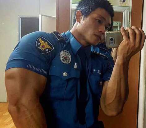 韩国最强壮警察 一身发达的肌肉 对罪犯有着威慑作用