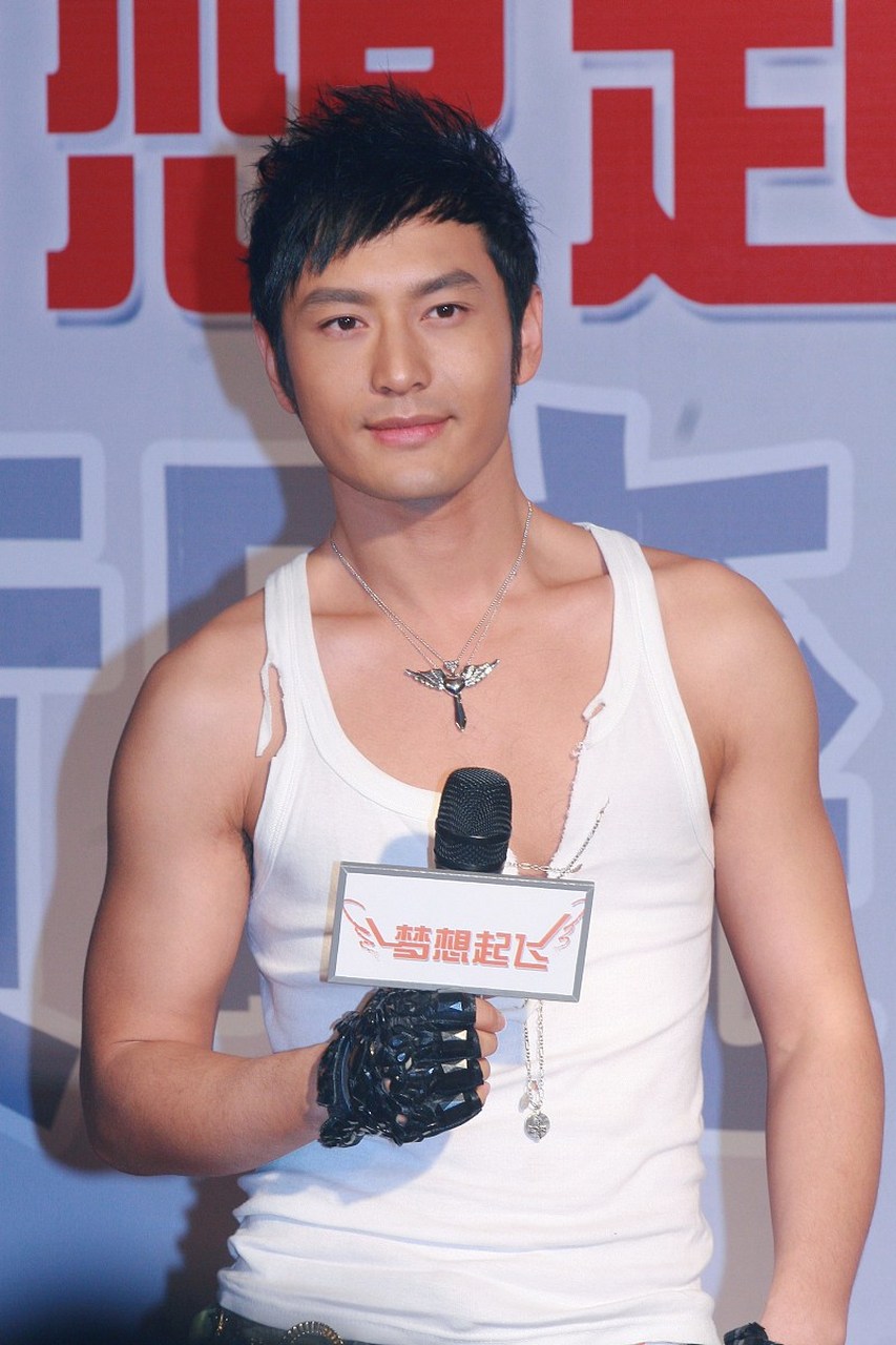 娱乐资讯#42岁的黄晓明,练出了盔甲胸和肌肉身材,终于不再油腻了.