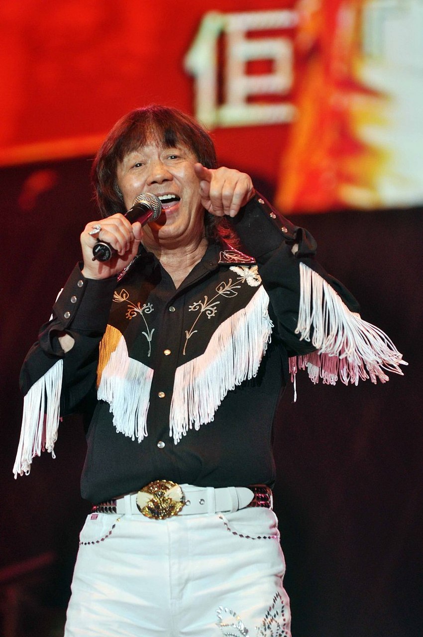 《每当变幻时》原唱薰妮,薰妮推出此曲翌年,许冠英首度翻唱该曲.