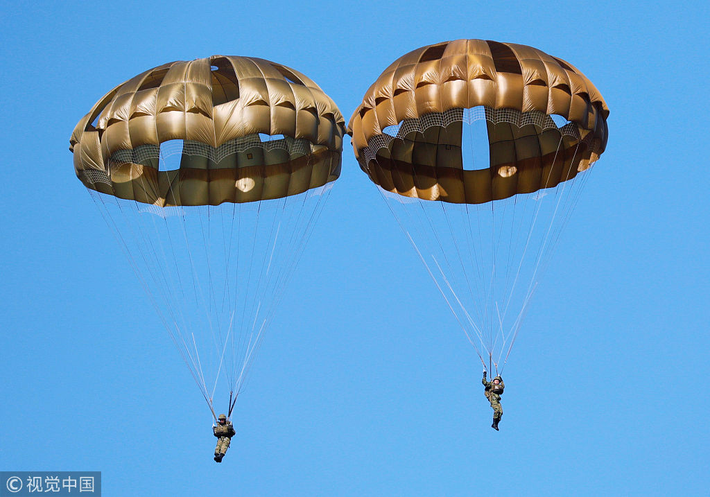 日本自卫队举行新年军事演习 士兵练习空降