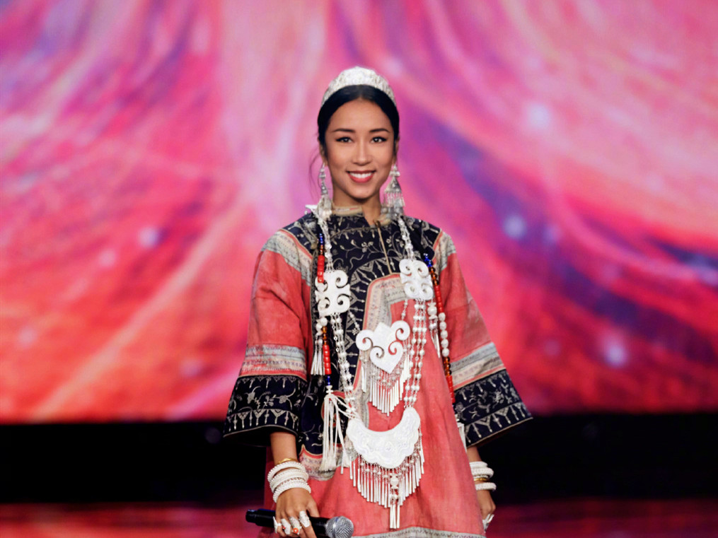 好敬业!吉克隽逸春晚彩排后台蹲着休息,裹着大棉袄声音冻得颤抖