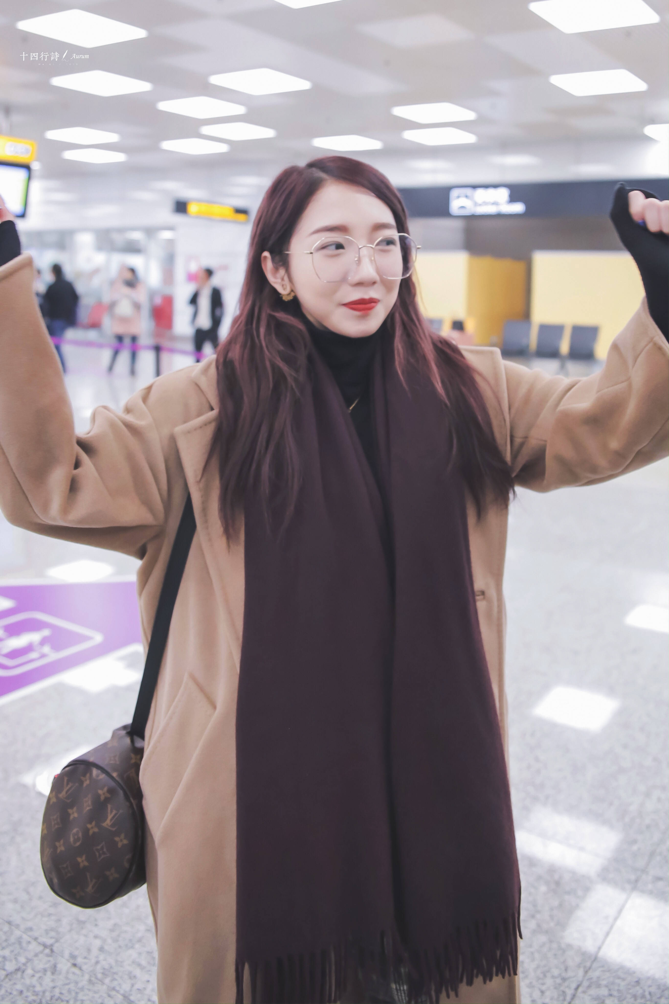2019年2月2日,孟美岐现身郑州机场回家过年.(图片来源见水印)