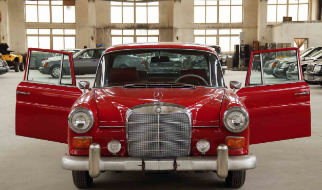 经典老车:1965年的奔驰豪车,这绚丽的红色,让人为之倾倒!