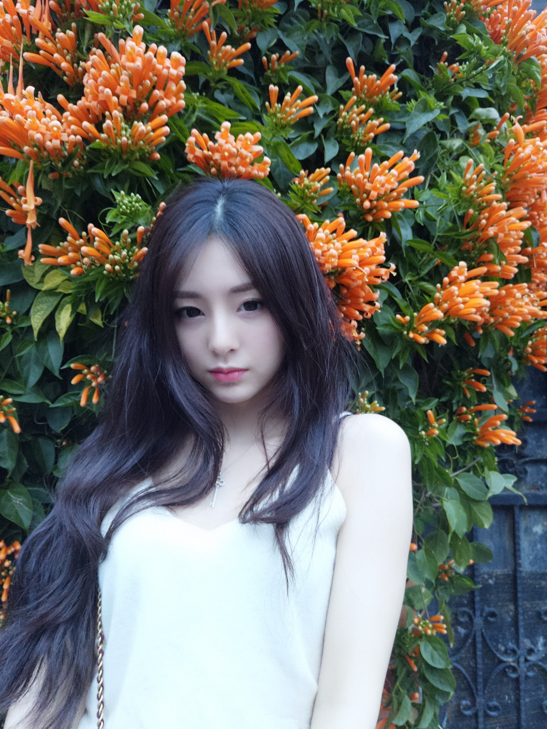 花前月下,漂亮的姑娘长发及腰,温婉可人