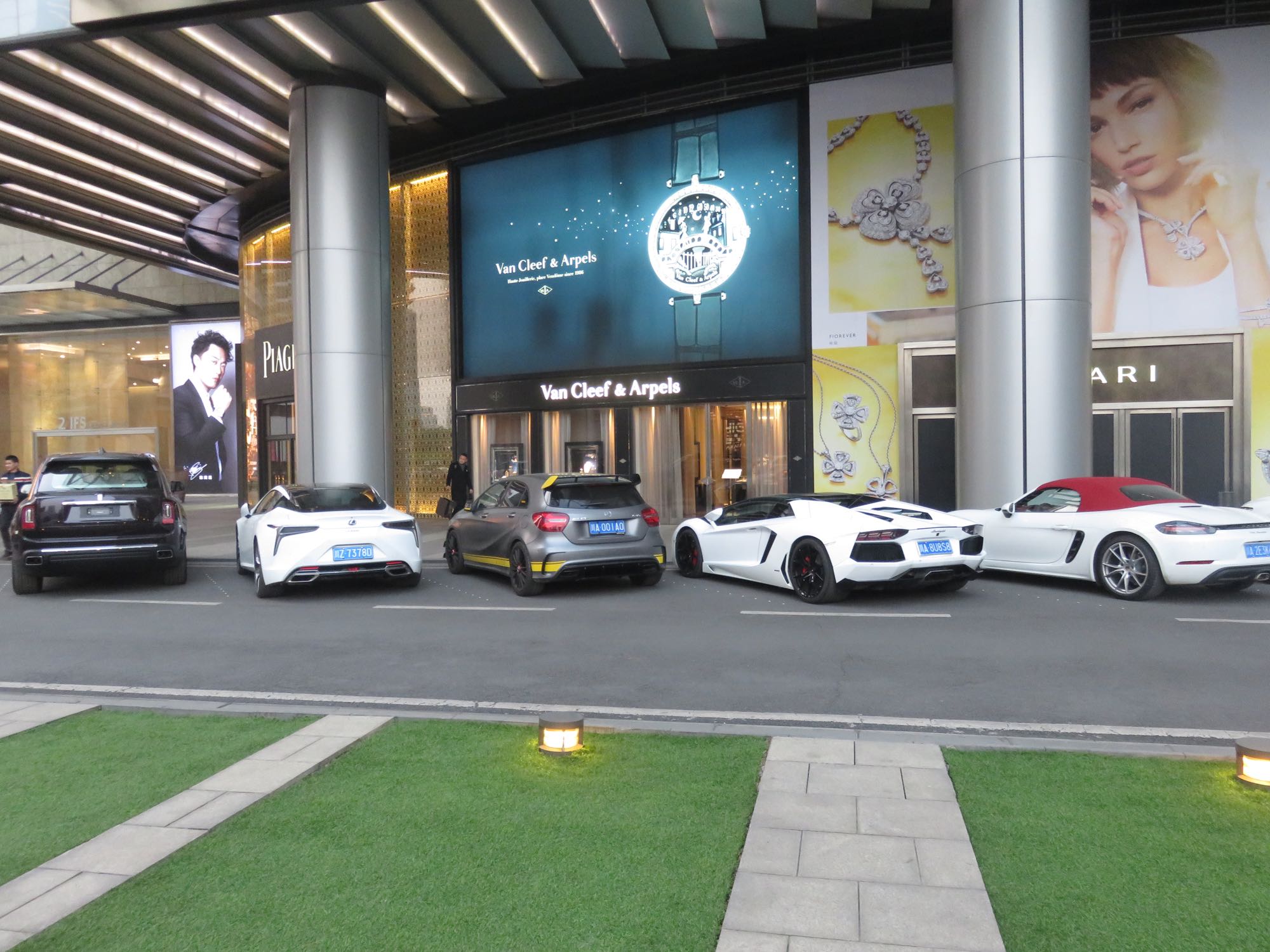 想体验贫富差距就去成都ifs,一千多万的迈凯伦p1都没人多看一眼