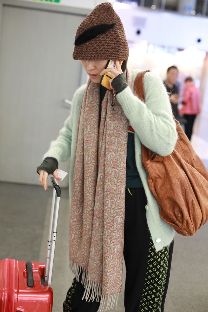 刘敏涛街拍:薄荷绿针织开衫lv运动裤 chloe球鞋舒适随性