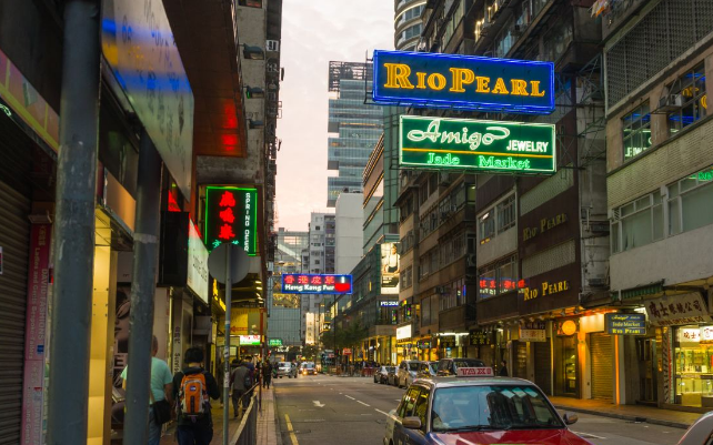 通菜街,远近闻名的女人购物街,汇集逾百个地摊的露天市集